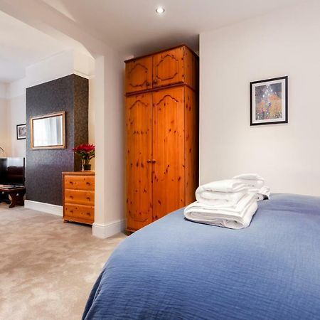 Gorgeous Town Centre Apt With Courtyard Garden Борнмът Екстериор снимка